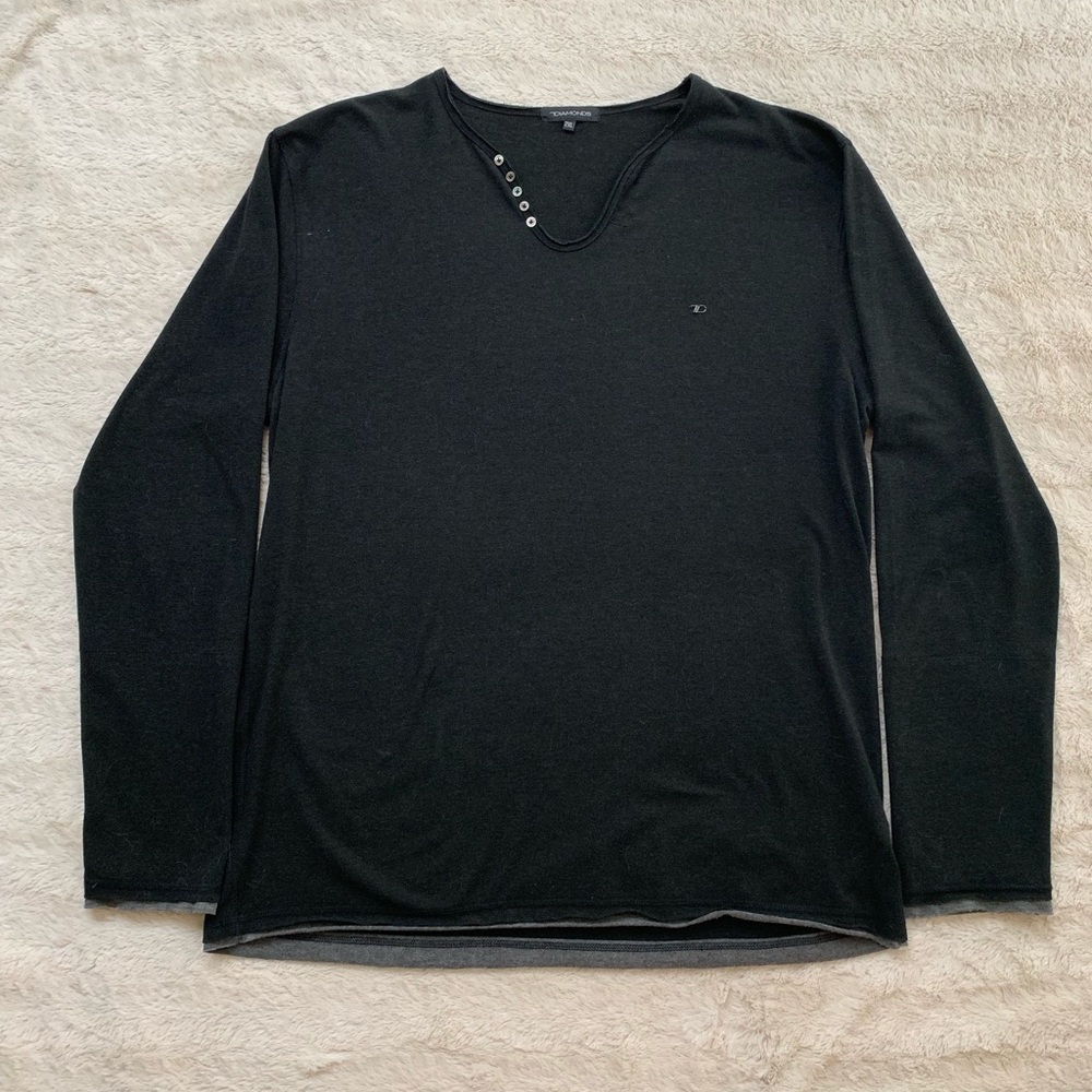 7 Diamonds long sleeve v-neck like new!